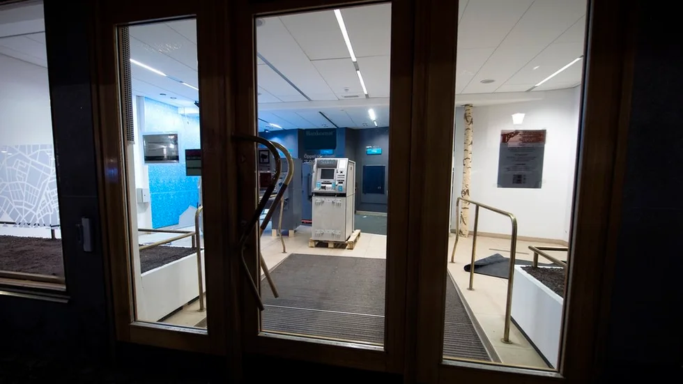 Bankomaterna på Östra storgatan plockades bort på tisdagen.