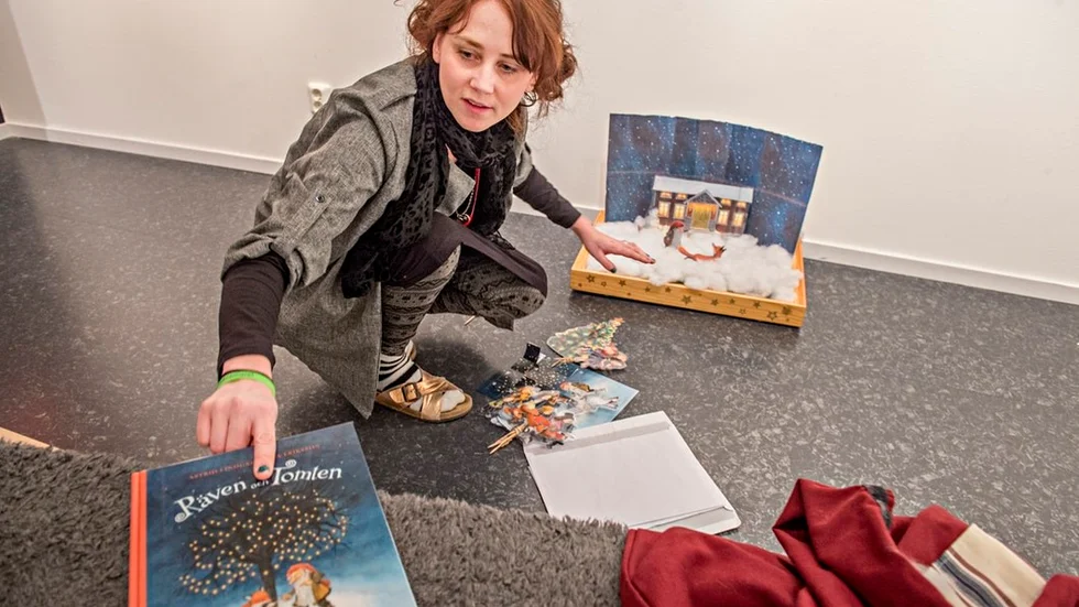 Julbok på turné. Oxelösunds bibliotek har gjort en miniteater till Astrid Lindgrens bok ”Räven och tomten”. ”Det här är något som vi erbjuder till förskolorna”, säger bibliotekarien Hanna Stål Wintzell.