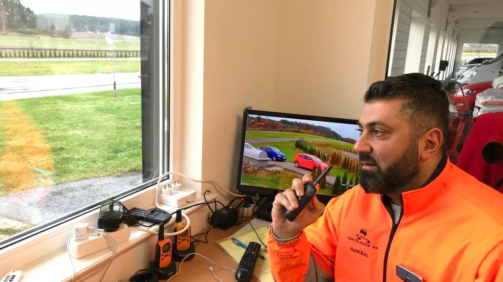 Hanibal Kawmi från Södertälje driver familjeföretaget Gnesta halkbana som har funnits på orten i drygt fem år. Från ett litet kontrollrum håller han kontakt med eleverna via en walkietalkie, för att upplevelsen ska bli så realistisk som möjligt.