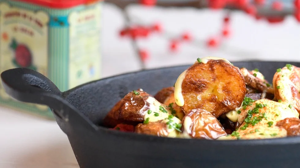 Patatas Bravas är en typisk spansk tapasrätt väl värd att prova att laga hemma.