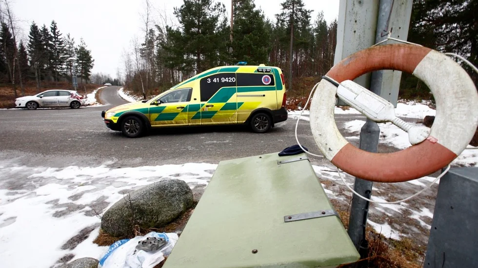 Ambulans väntade i en båthamn på Selaöns östra sida.