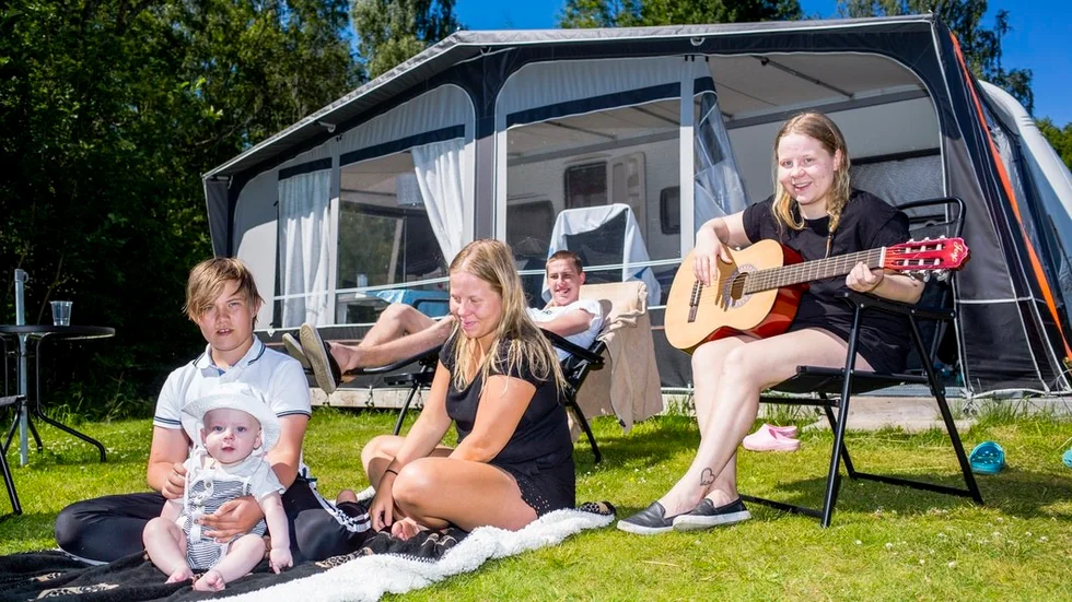 Hernan Fröjd, Albin Jonsson, Julia Jonsson, Rasmus Fröjd och Ida Jansson har åkt från Norrköping till Djulö för att fira semester på campingen.