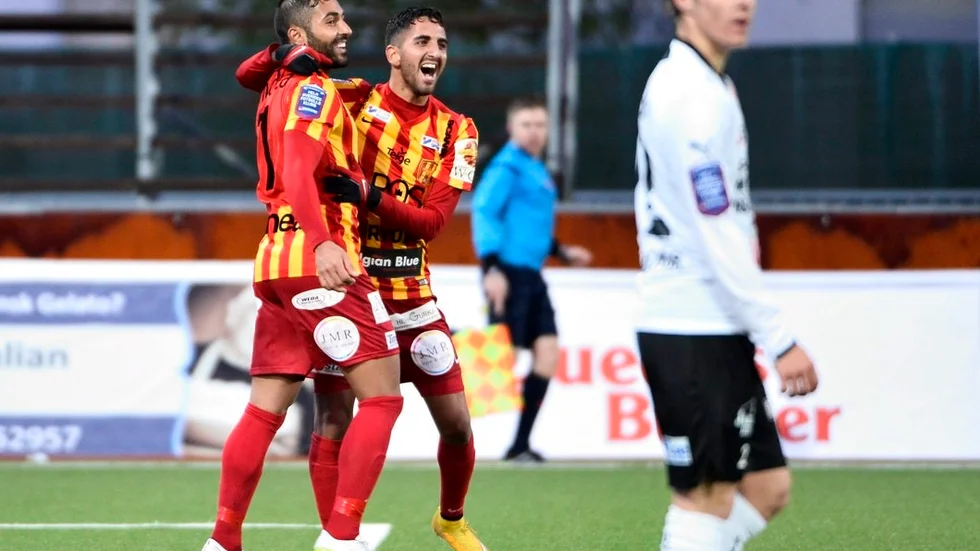 2015 fick Kevin Bisse (i mitten) klappa om nuvarande Östersundstjärnan Saman Ghoddos efter ett Syrianskamål mot Mjällby i Superettan. I just den serien ska Kevin representera AFC Eskilstuna kommande säsong. Foto: Claudio Bresciani/TT