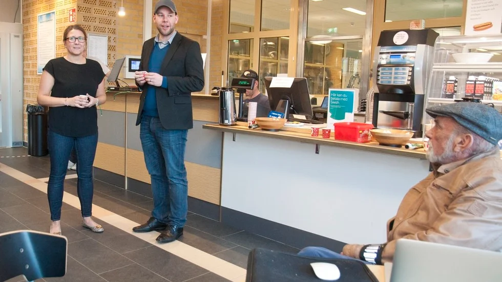 Ett tiotal personer fanns på plats vid Freja bad och gym när kommunalråden Ann-Sofie Lifvenhage (M) och Johan Rocklind (S) invigde Gnestas öppna kommunala wifi, Open Gnesta.