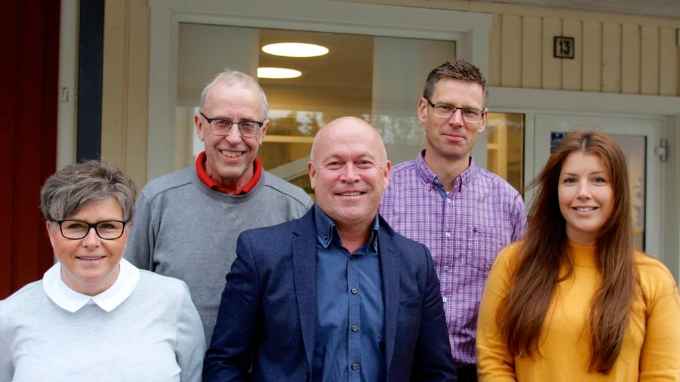 Vingåkershem fyller 75 år. Något som ska firas. På bilden: Ingela Erixon, administratör, Olle Olsson områdesansvarig, VD Lars Ingebrigtsen, Jonas Schyllberg fastighetschef och Charlotte Larsson bovärd.