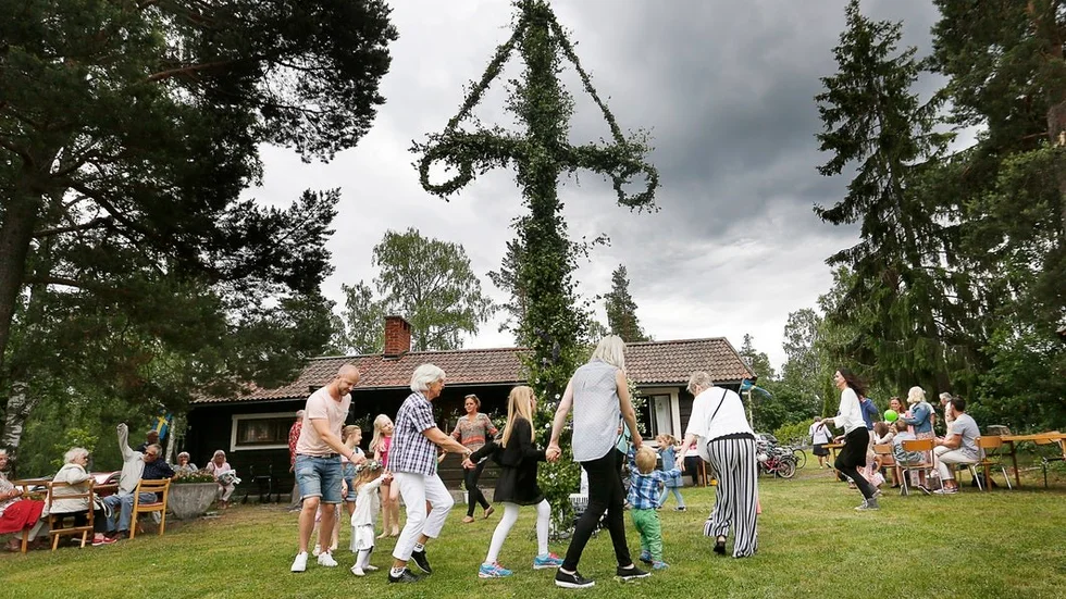 Prästens lilla kråka svänger loss runt midsommarstången. Sillen och jordgubbarna plockas fram allt för ett traditionsenligt firande midsommarfirande.