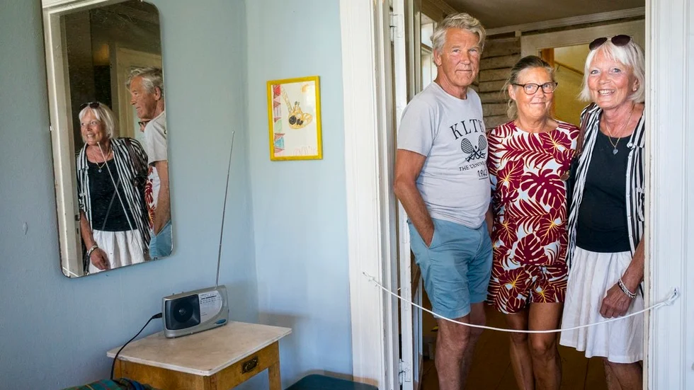 Förväntansfulla grannar hoppas få biljetter till premiären.