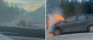 Bil i lågor på E20 – började brinna under färd