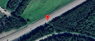 Ett körfält blockerat på grund av en stillastående fordon på E4