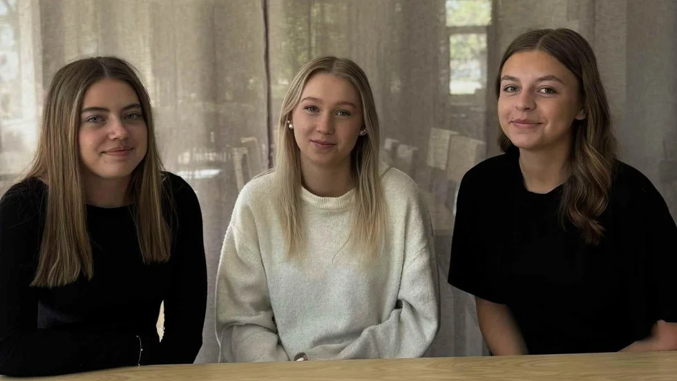 Klara Stridh, Isabella Levin och Hilda Svensson laddar för fullt inför årets bal på lördag.