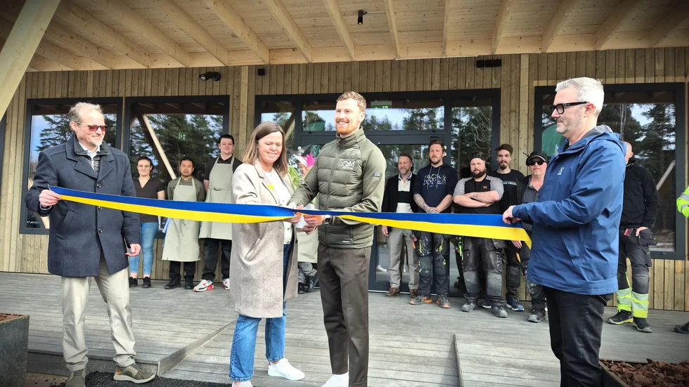 Invigningsklipp för nya restaurangen EAT at Charge to Move. Peter Karlsson (C) och kommunens näringslivsstrateg Patric Engqvist håller bandet medan Eva Kindstrand Ströberg (S) och William Mickelsson, vd och grundare av Charge to Move, sköter själva klippandet.