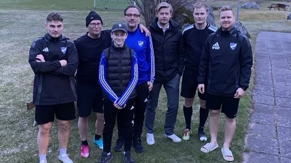 Släktkalas i IFK Tuna. Det finns många kopplingar mellan spelare och ledare, där många är släkt med varandra. Som dem på bilden. Här ser ni några av dem: Ludvig Gustavsson, Torbjörn Allvin, Hugo Gustavsson, Lars Gustavsson, Hampus Nilsson, Filip Gustavsson och Victor Gustavsson.