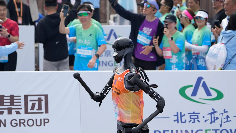 Humanoida robotar deltog i ett halvmaratonlopp i Peking på lördagen.