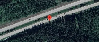 Personbil stillastående på E4 – ett körfält blockerat