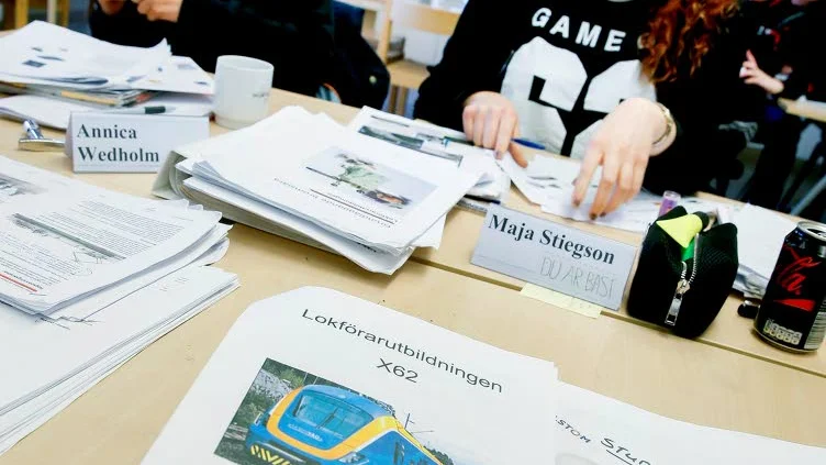 STUDERAR. Annica Wedholm från Luleå och Maja Stiegson från Kristianstad pluggar tillsammans i Boden.
