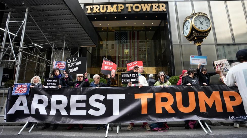 Demonstranter utanför Donald Trumps högkvarter Trump Tower i New York.