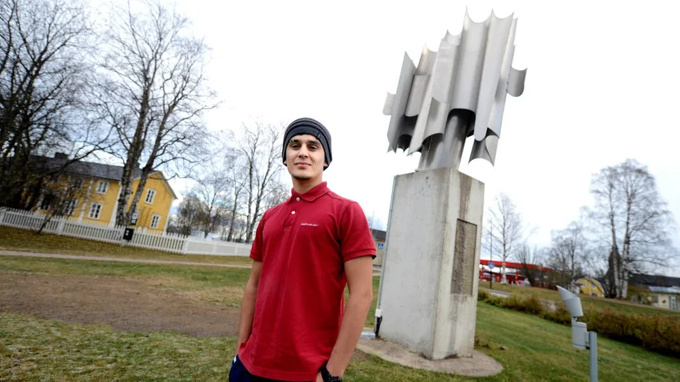 Rädd. Iqbal Gulzad från Afghanistan säger att hoten fått flyktingarna att alltid gå i grupp när de ska gå ut på samhället. Foto: Maria Engström-Andersson