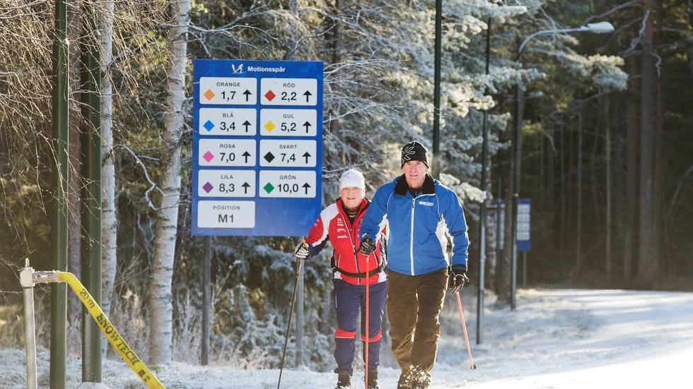VAKNADE TILL LJUDET. Sven-Åke Lundbäck är en av få skidåkare som lyckats vinna VM-guld, OS-guld och Vasaloppet. Han bor nära Ormberget och vaknade i natt till ljudet av snökanonerna.