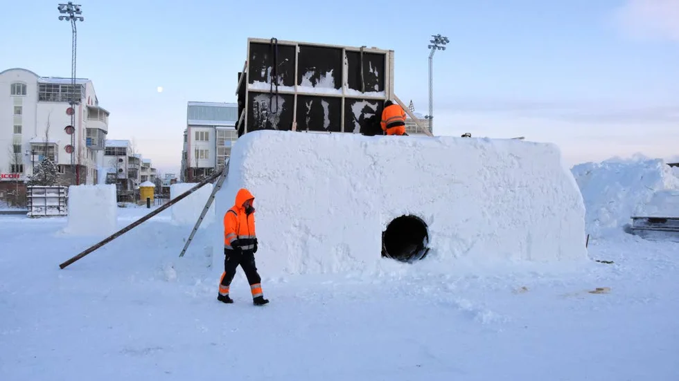 RÖR. Rör har byggts in i borgen för att kablar ska kunna dras där ljusen ska placeras på borgen.