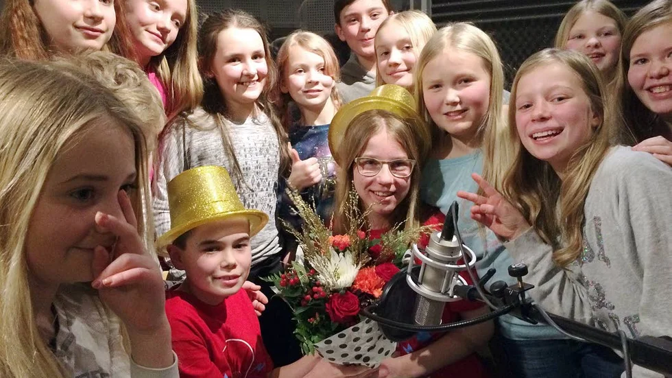 VINNARNA. Simon Carlsson och Thilde Jäderholm med klasskamraterna från Benzeliusskolan.