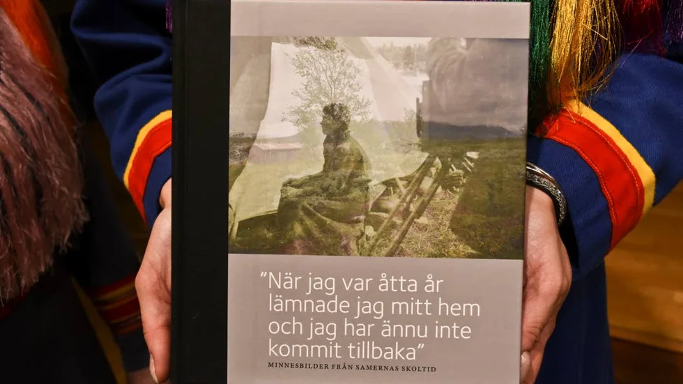NOMADSKOLEBOKEN. Samers erfarenheter från sin tid i nomadskola, hushållskåta och arbetsstuga finns nu samlade i en ny bok, som Svenska kyrkan och 	kyrkans Samiska råd står bakom.