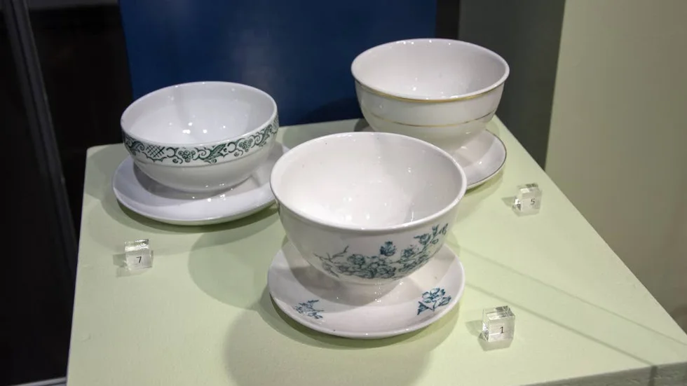 Främst koppartrycksdekor Emil, i bruk 1902-1903, fajans. Bakre vänster koppartrycksdekoren Alku, i Arabias katalog 1937. Bakre höger dekor Guldrand, använd 1920-1933.