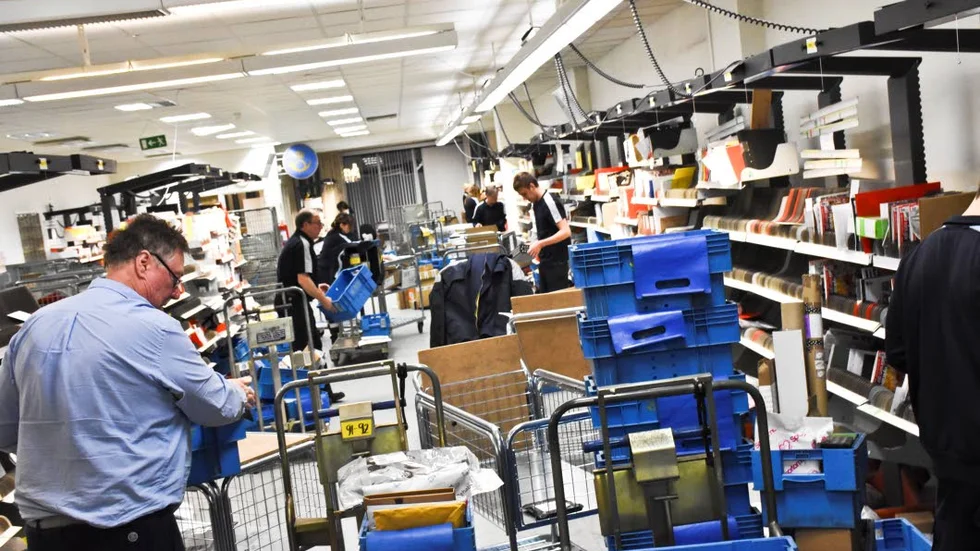 LOGISTIK. Posten går från Malmö via terminalen i Umeå, där vissa partier sorteras, och kommer till Gällivare med flyg på 	morgonen. Under december är hela processen förskjuten med en halvtimme. ”Det är viktigt att all logistik fungerar, från ax till limpa, så att vi får ut paketen och breven i tid”, säger Mariann Hjort, produktionschef.