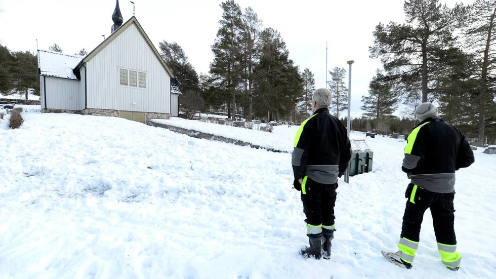 HUNGRIGA. Det hjälper inte att kyrkvaktmästarna kör bort renarna. På ett tag är de tillbaka igen. En anledning kan vara att renarna inte hittar tillräckligt mycket mat ute i skogarna.