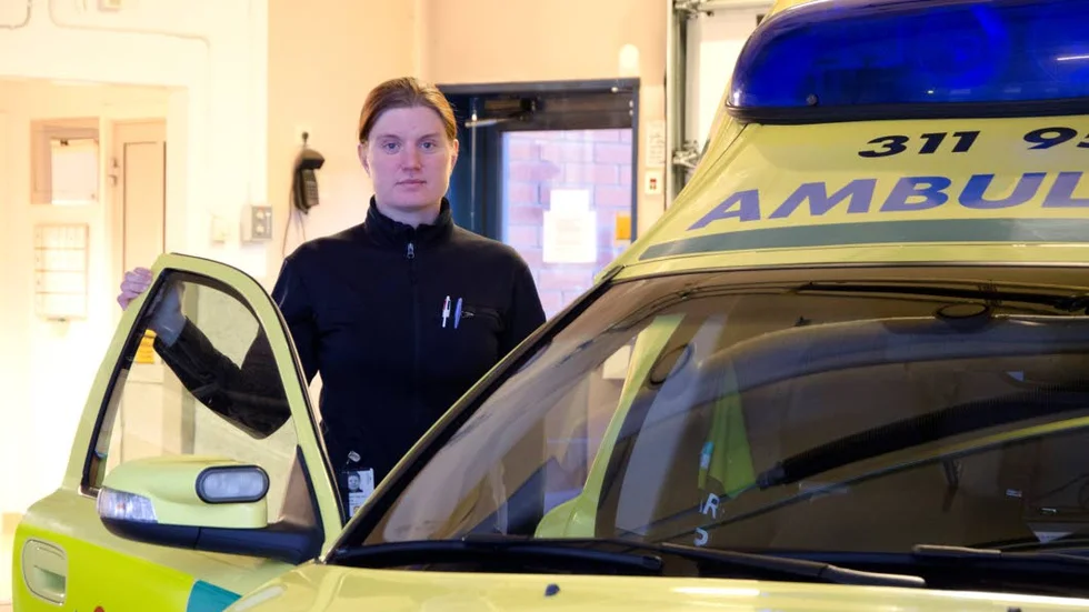 SLITSAMT. Anna Schroderus har arbetat vid ambulansen i Kiruna sedan 2006. Hon säger att det har blivit allt svårare att lösa bemanningen. ”Nu löser våra enhets­chefer bemanningen från dag till dag”, säger hon.