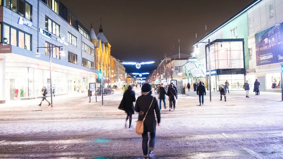 HANDEL. Bara två män har gripits när de köpt sex i Luleå. Mörkertalet är stort . En sexköpare vittnar om att det ofta finns kvinnor som säljer. När NSD går ut på nätet har vi fått kontakt med en kvinna inom en timme.