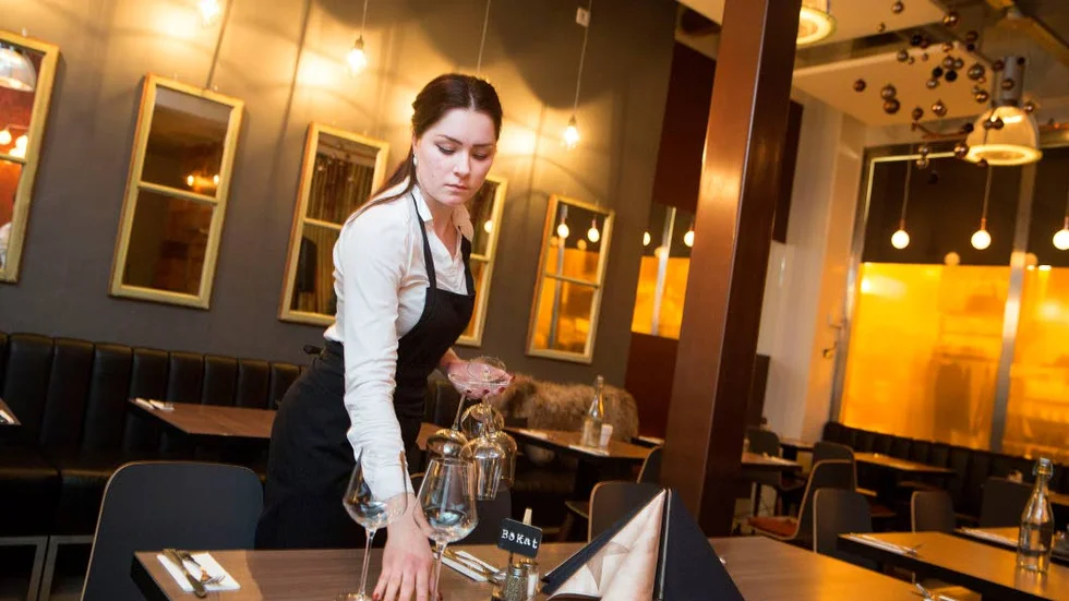 SERVITRIS. Johanna Edström är bara 20 men har jobbat på flera av Luleås restauranger. Hon är sedan i sommar anställd på Roasters.