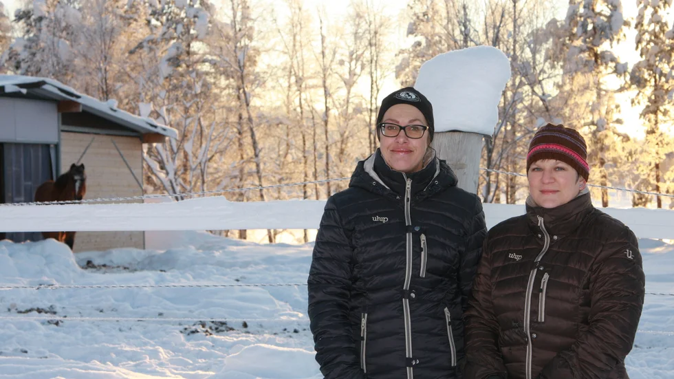 "De pengarna betyder otroligt mycket, det gör en jätteskillnad för oss", säger ordförande Tea Wännman, ordförande Arvidsjaur ryttarförening, till höger. Till vänster Anna Lundqvist, ridskolelärare.