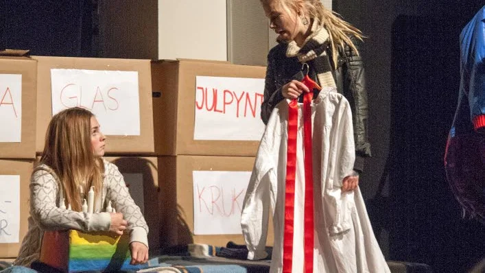 Sanne Kangas och Sara Strand spelar kompisarna i ”I morgon är allt som vanligt”.