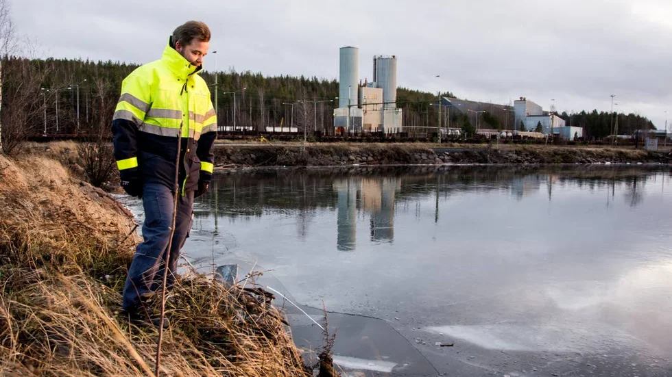 Farligt. Mannen hade i beckmörkret missat att marken tog slut. Han rasade ner och åkte genom isen i det djupa vattnet.