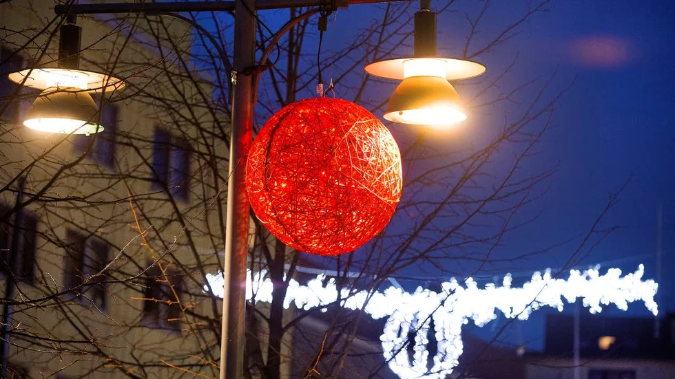 KRÄFTSKIVA? Nej, belysning på Storgatan i november i Luleå.