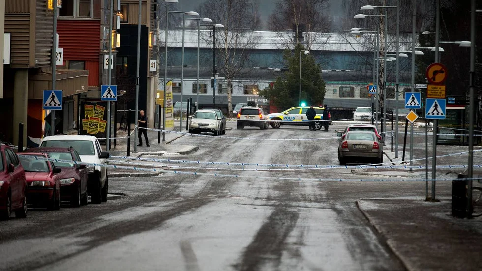 SPÄRRADES AV. Gatorna i Luleå var avspärrade i flera timmar efter att en misstänkt bomb hittats utanför polishuset.