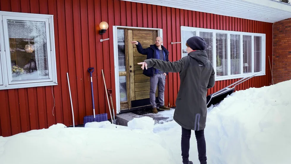 Martin Sundvall och Emma Eriksson har letat hus i Luleå i tre år. "Det är inte så lätt när man inte hittar det man gillar och budgivningarna drar iväg tills man bara står där och gapar", säger Emma.