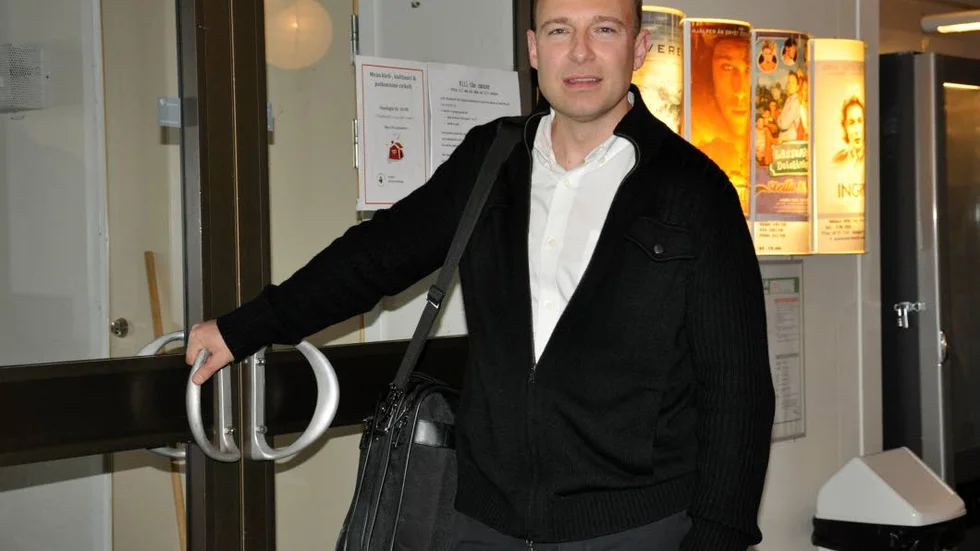 ANLÄNDER. Här anländer John Foreman till mötet i Pajala.