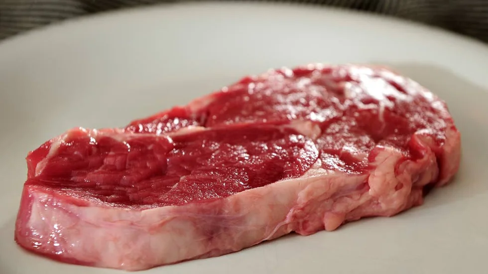 HALVERING. Sverige bör halvera köttkonsumtionen, max fyra portioner i veckan ska innehålla kött, enligt Livsmedelsverket.