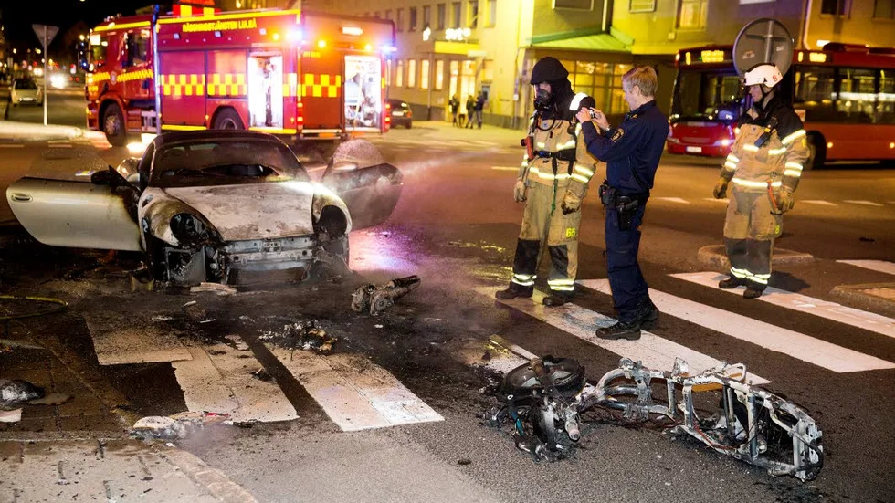 OLYCKAN. Både mopeden och Porschen brann efter krocken.