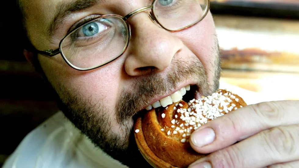 FAVORIT. En några dagar gammal kanelbulle som förvarats i en påse i skafferiet är vad Roger Holm gillar bäst Sedan ska bullen doppas i mjölk eller O´boy.