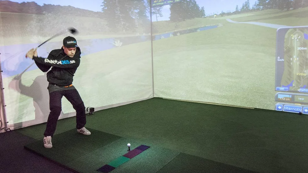 Sving. Pär Dalhägg spelar golf och här testar han den nya golfsimulatorn.