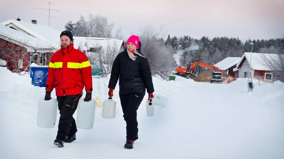 Vattenlöst. Johan Persson och Sara Fredriksson utgör ett av det tiotal hushåll som varit utan vatten i fyra dagar. ”De verkar inte ha velat reparera läckan, utan tagit helg i stället”, säger de.
