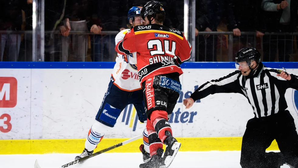 Brendan Shinnimin ger sig på Joachim Blichfeld efter slutsignalen i match 6.