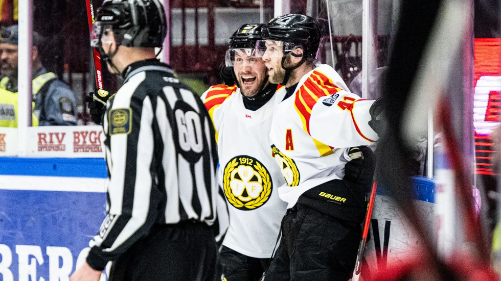 Johan Larsson (i mitten) jublar.