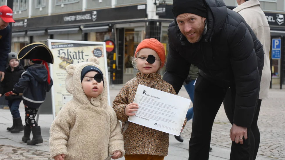 Oliver och William Palmér är redo att ge sig ut på skattjakt med pappa Anton. Det är Vimmerby Handel som står bakom arrangemanget.