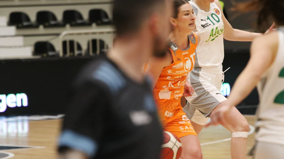 Sofie Ljungcrantz var effektiv i den andra kvartsfinalen mot Alvik – och nu är hennes Dolphins klart för semifinal.