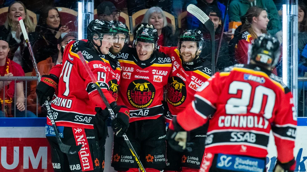 Luleås Joonas Rask ( mitten) jublar med lagkamraterna efter sitt 1-0-mål.