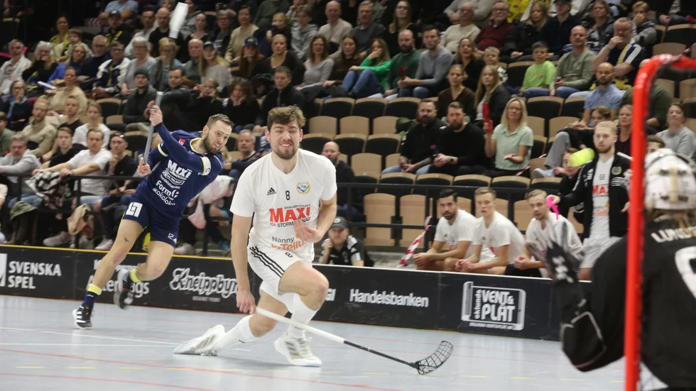 Visby IBK:s Jesper Eliasson avlossar kanonen.