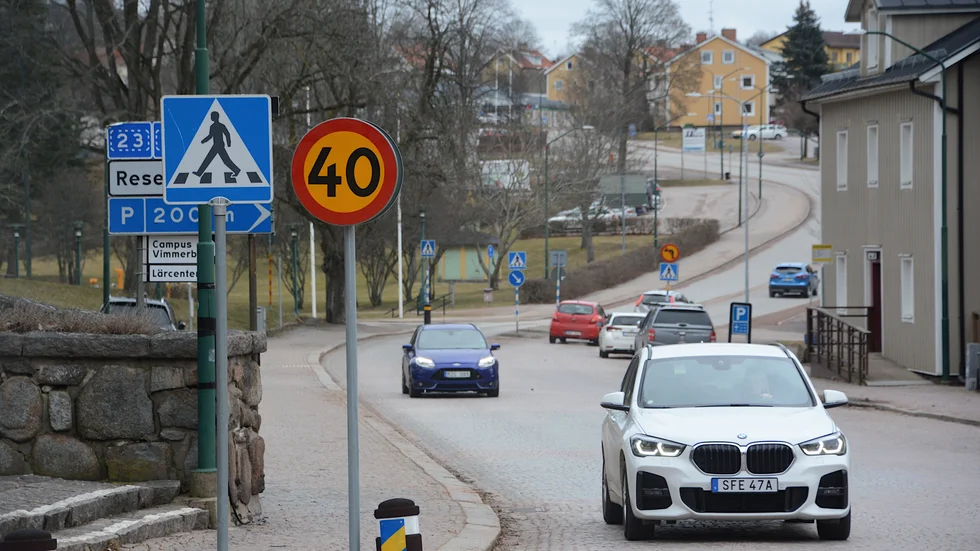 Nya skyltar har satts upp som visar vilken högsta tillåtna hastighet som nu gäller. Som till exempel på Storgatan mellan kyrkan och Folkets park där nu är max 40 km/h.